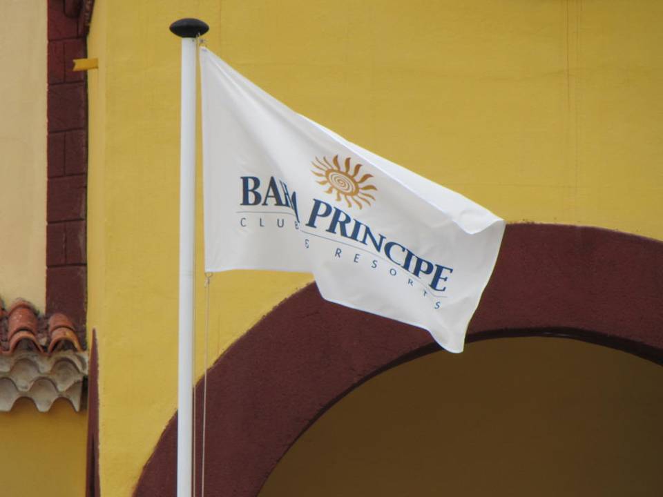 Vor dem Eingang Bahia Principe Sunlight Costa Adeje