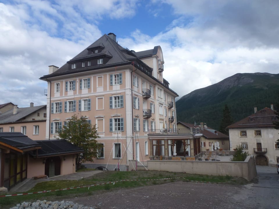 Blick von Aussen Hotel Engiadina