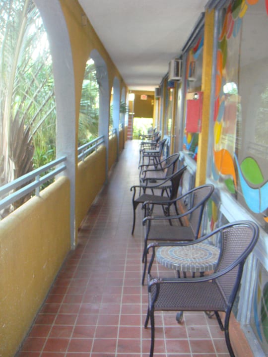 Vor den Zimmern Hotel Tropi Rock Resort