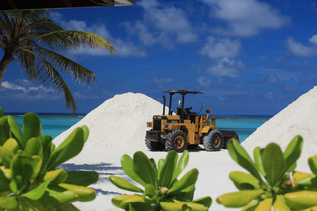 Bagger ist weg, Strand begradigt.... Summer Island Maldives