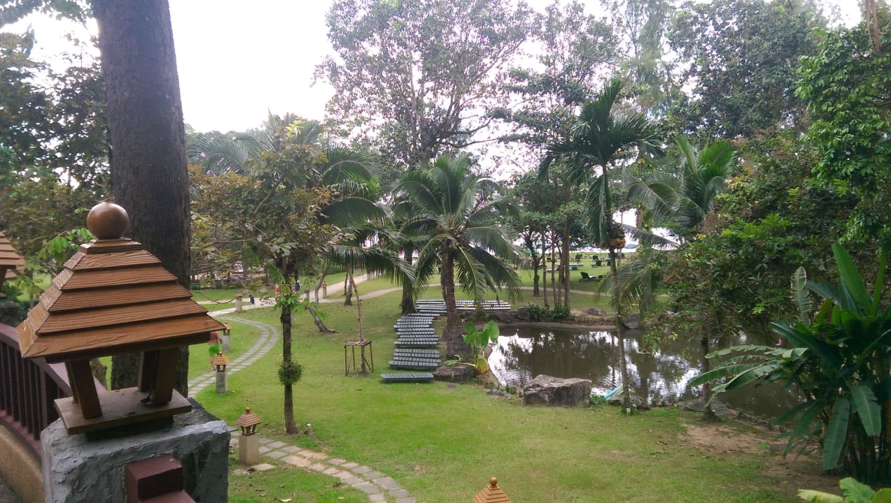 Blick Richtung Liegewiese am Strand Khao Lak Merlin Resort