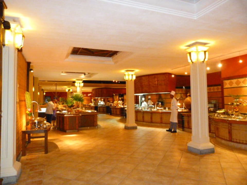 Freundliche Bedienung im Restaurant Paradis Beachcomber Golf Resort & Spa