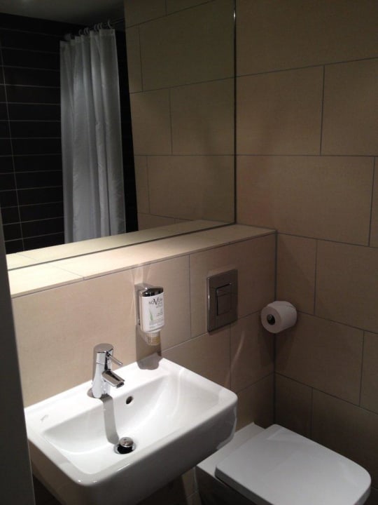 Waschtisch und Toilette Holiday Inn - the niu, Fusion Hamburg St. Georg