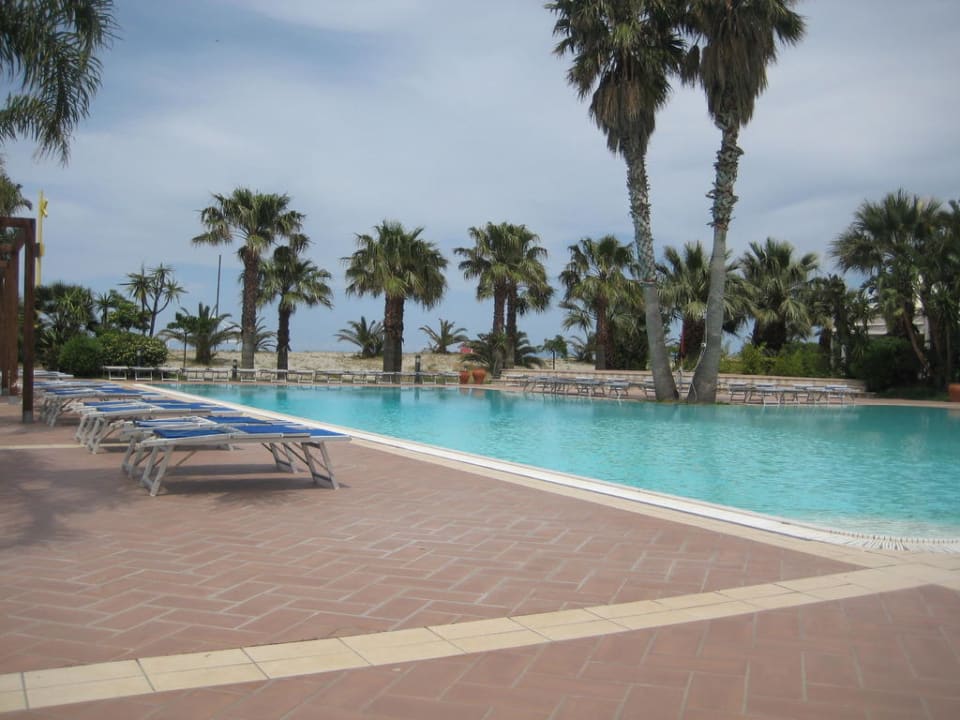 Schöner gepflegter Pool Le Dune Beach Club