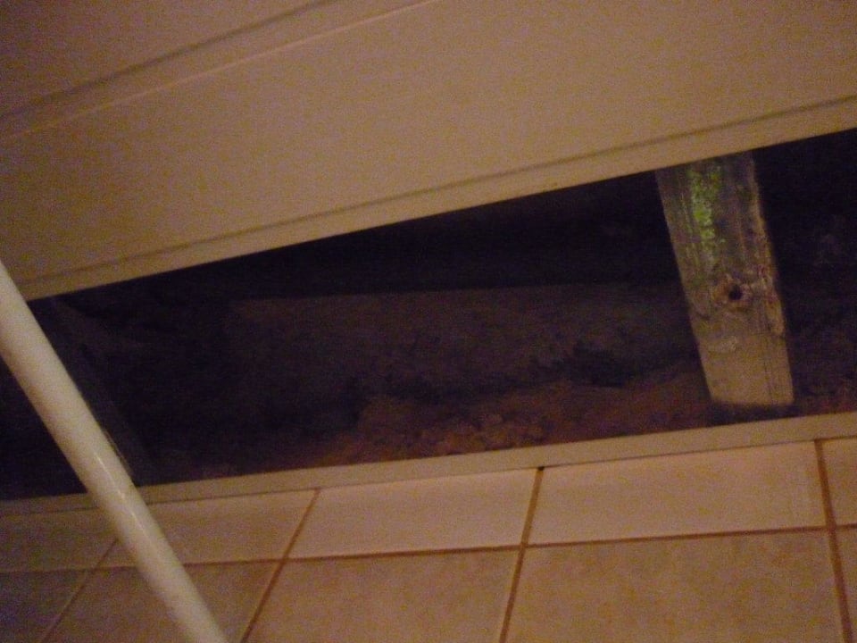 Badezimmerdecke nach Wasserschaden Hotel Oasis