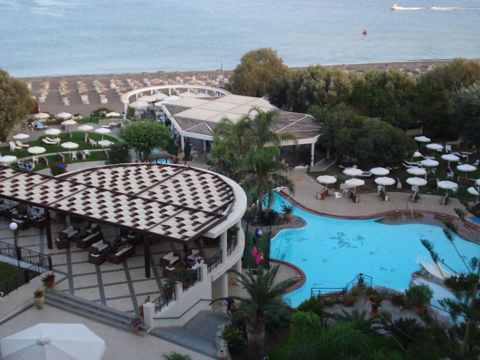 Blick vom Hotel auf den Pool und Strand Hotel Calypso Beach