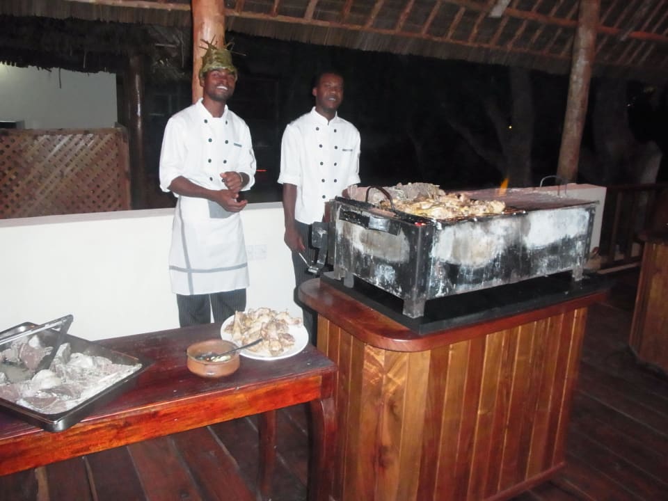 Frisch gegrillte Schalentiere Hotel Michamvi Sunset Bay