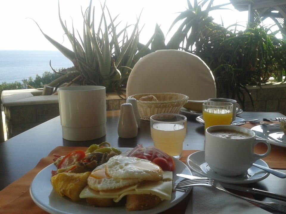 Frühstück für "Helden" mit Meerblick im "Poseidon" Hotel Kalithea Horizon Royal