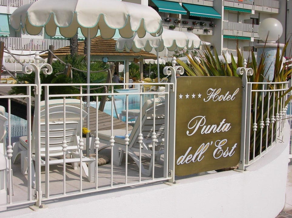 Tor zwischen Pool und Strand Hotel Punta dell'Est