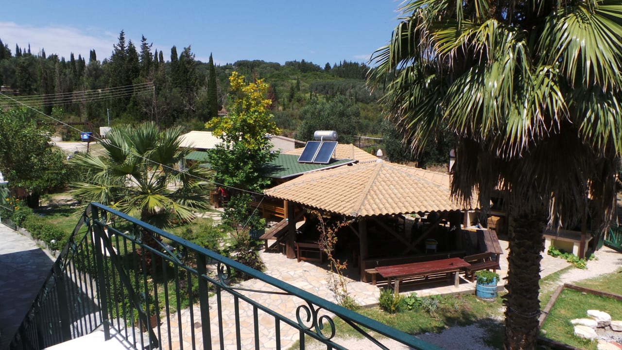 Blick auf Taverne und Garten Honigtal Farmland