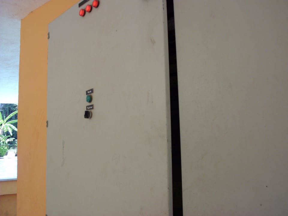 E-Schrank in der "Poolbar" Hotel African Queen