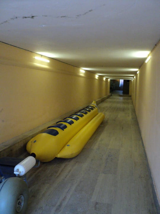 Tunnel zum Hotelstrand Grand Kaptan