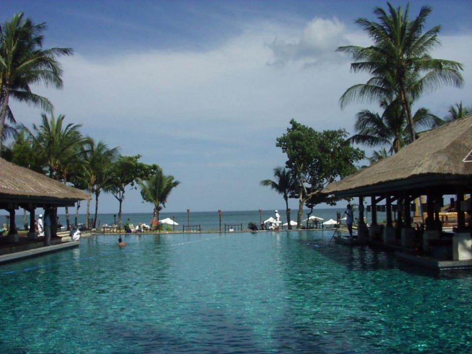Der wunderschöne Infinity Mainpool InterContinental Bali Resort