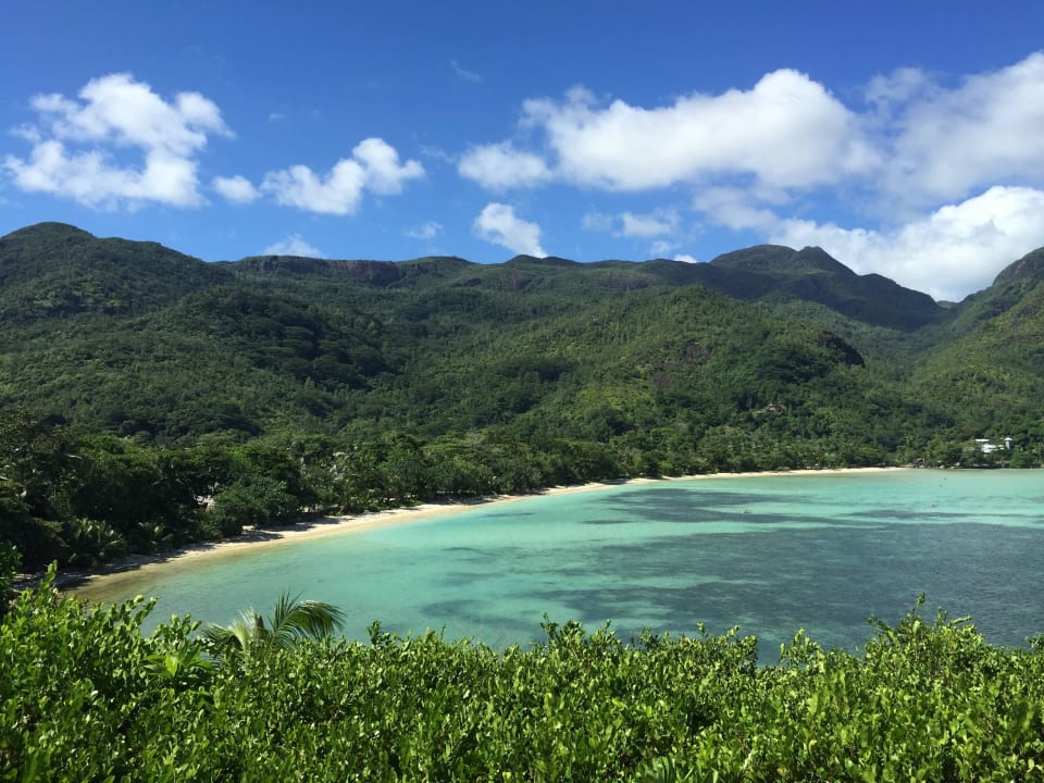 Vom Hubschrauberlandeplatz, Blick auf Hotelstrand Constance Ephelia