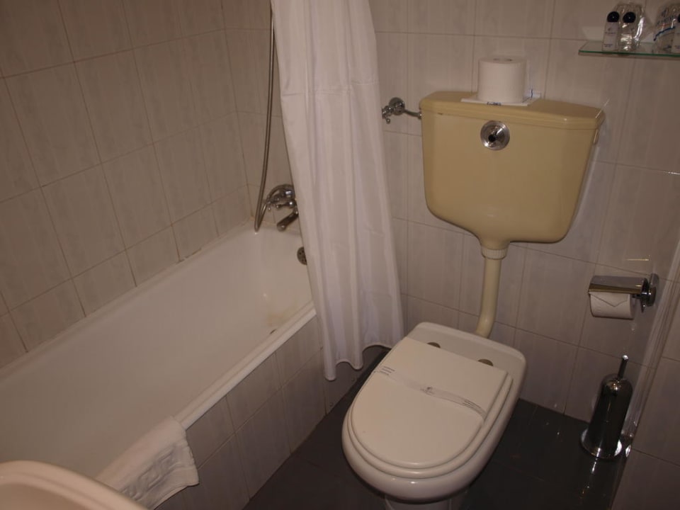 Badewanne und Toilette VIP Inn Berna Hotel
