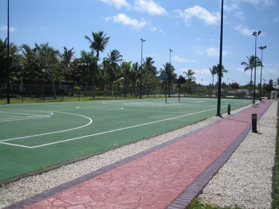 Basketballfelder der Palladium Anlage Hotel Grand Palladium Palace Resort, Spa & Casino