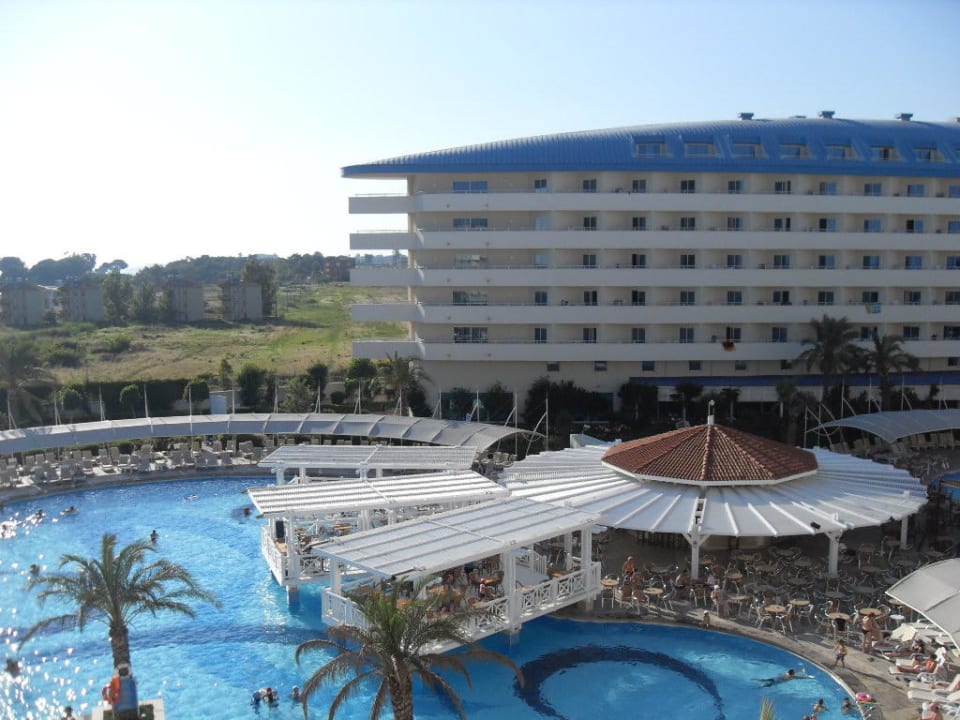 Pool und Getränkebar Crystal Admiral