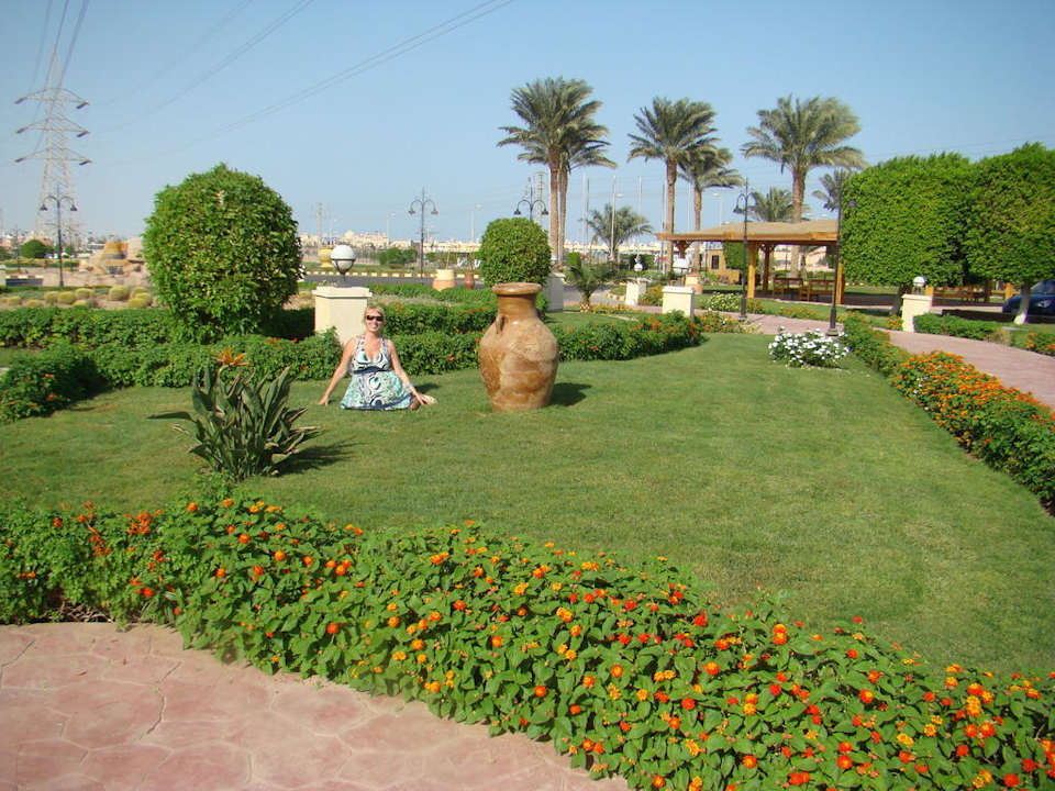 Сквер перед отелем Pickalbatros Alf Leila Wa Leila Resort - Neverland Hurghada