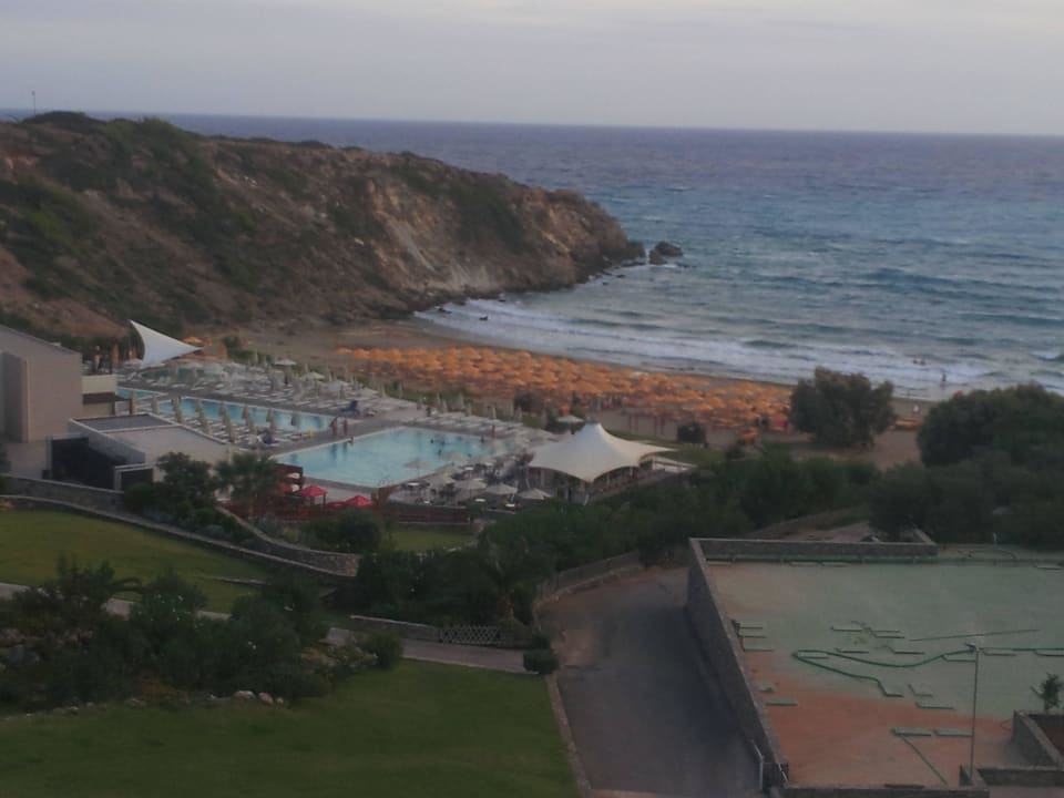 Blick vom Haupthaus auf Pool und Strand Atlantica Mikri Poli Crete