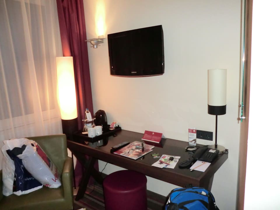 Schreibtisch und TV Leonardo Hotel Berlin