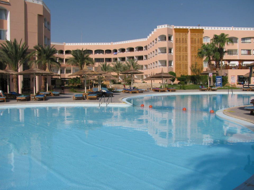 Pool mit Haupthaus Beach Albatros Resort