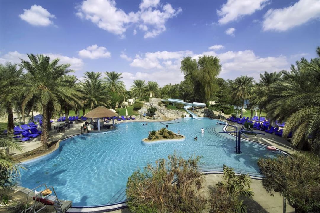 Pool Radisson Blu Hotel & Resort Al Ain