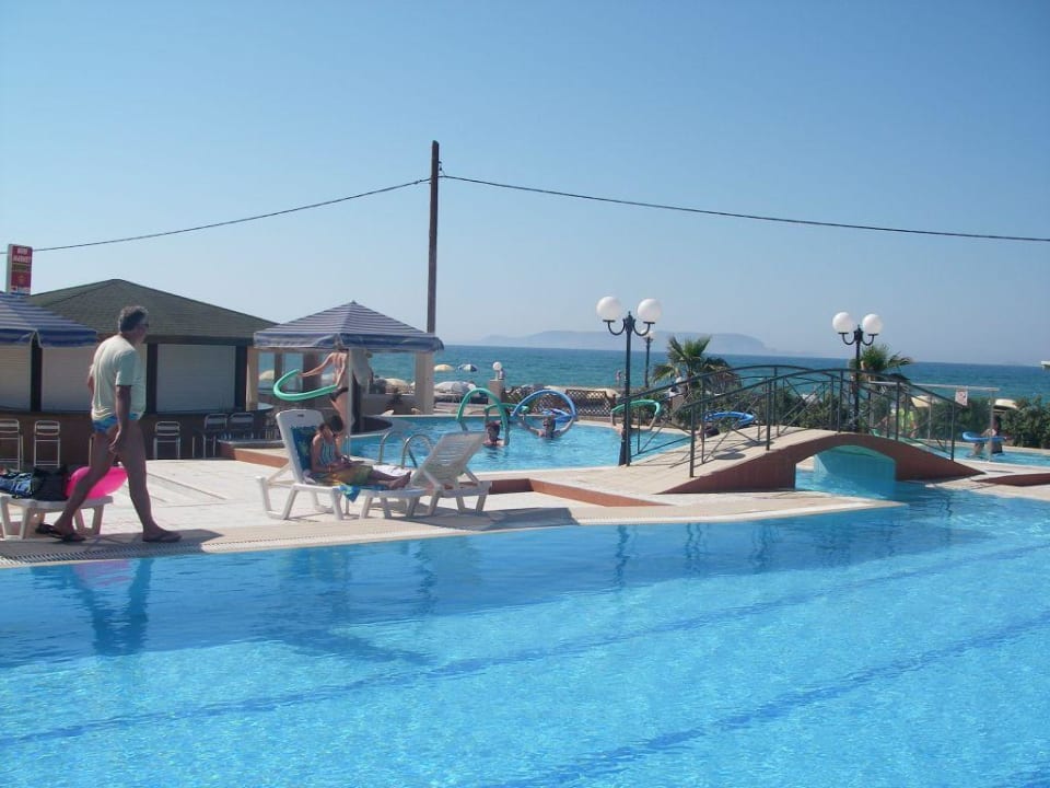 Baseny hotelowe Astir Beach