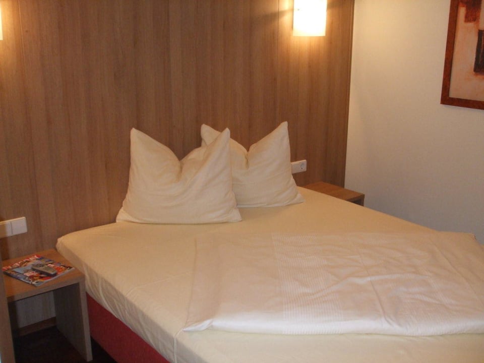 Großes Bett im Einzelzimmer Hotel-Restaurant Hoepfner Burghof