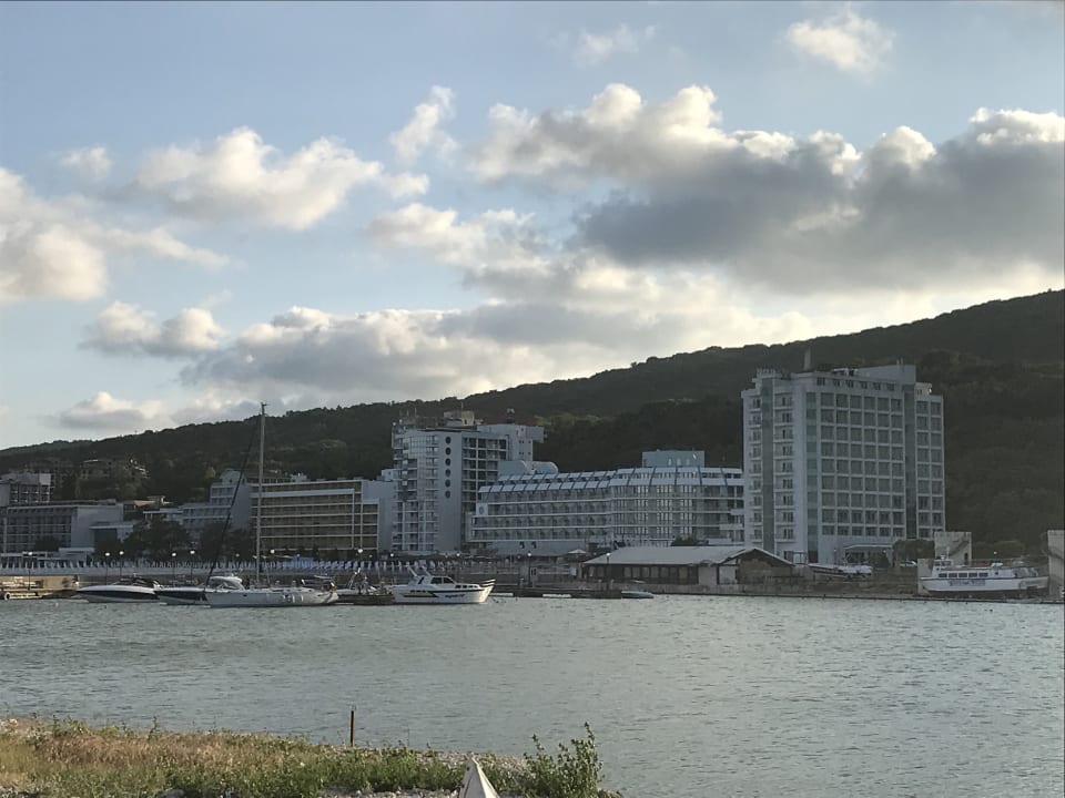 Blick von der Mole auf‘s Hotel Sentido Marea