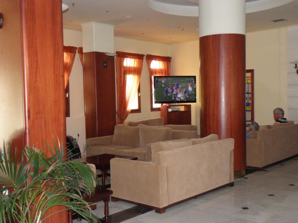 TV - Ecke in der Lobby Vantaris Luxury Beach Resort