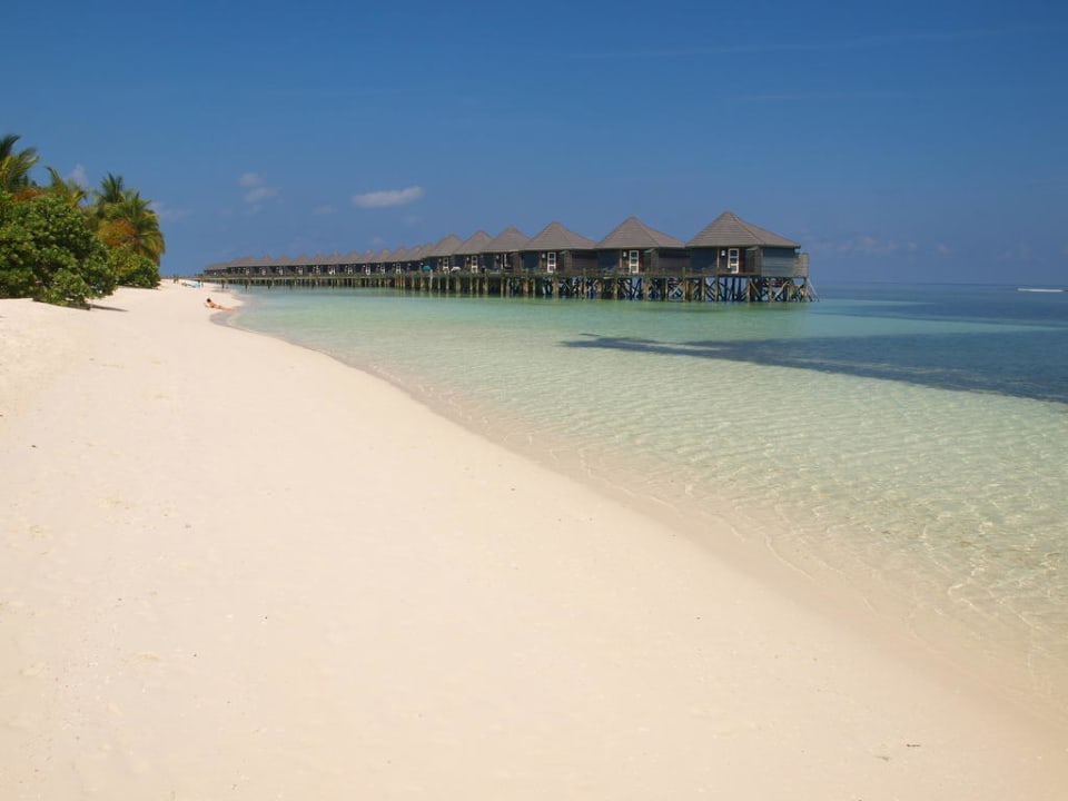 Blick von den Beachbungis Richtung Wasserbungis Kuredu Island Resort & Spa