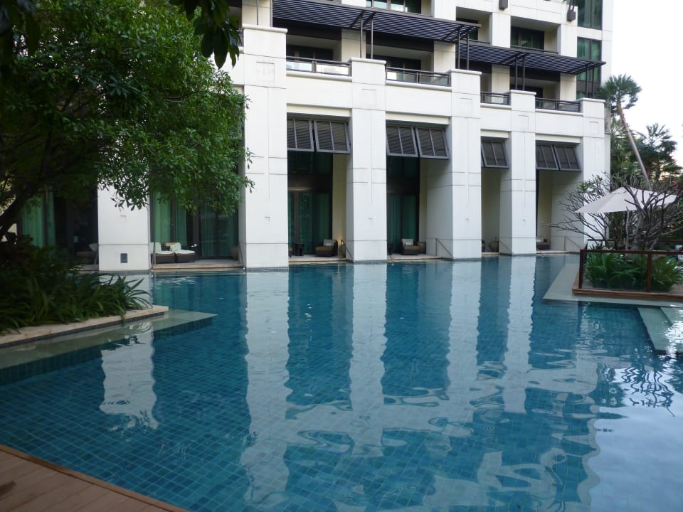Pool und Cabanas mit Poolzugang (Hintergrund) Siam Kempinski Hotel Bangkok