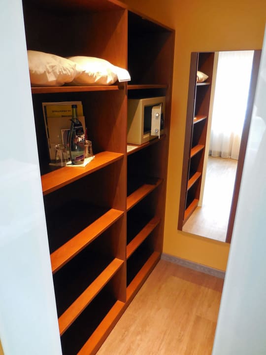 Begehbarer Wandschrank Montfort - das Hotel