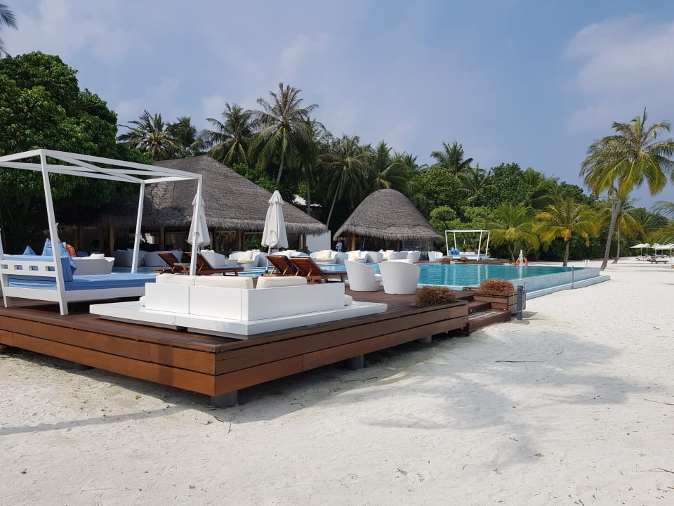 Pool Outrigger Maldives Maafushivaru Resort