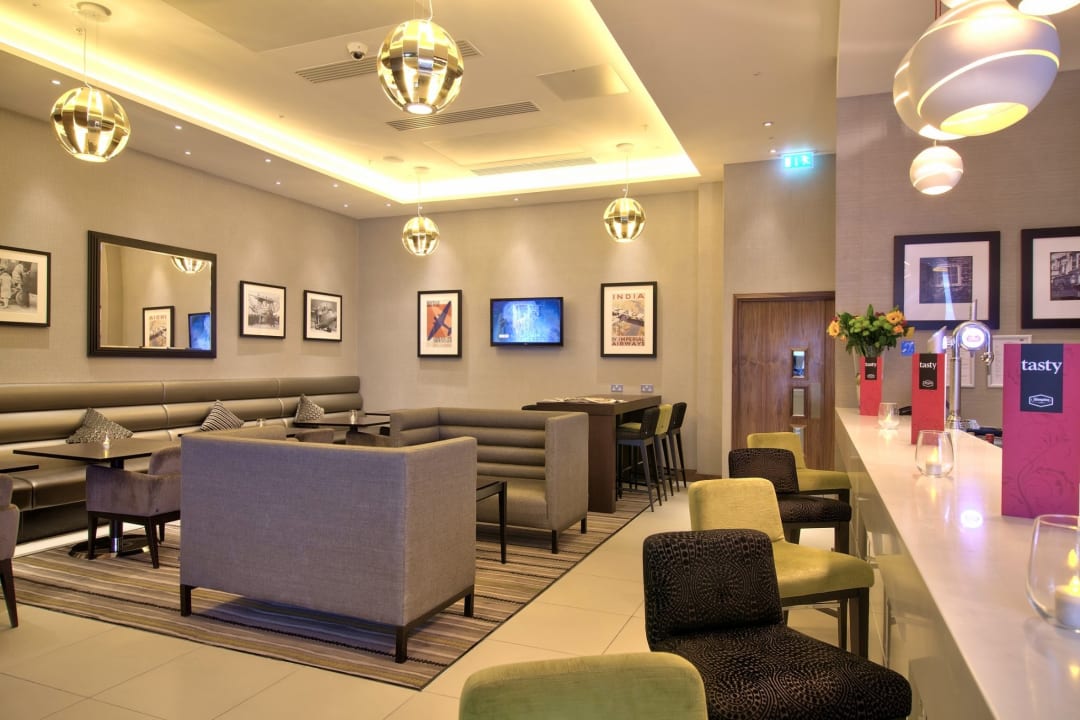 Lobby Hampton by Hilton London Croydon