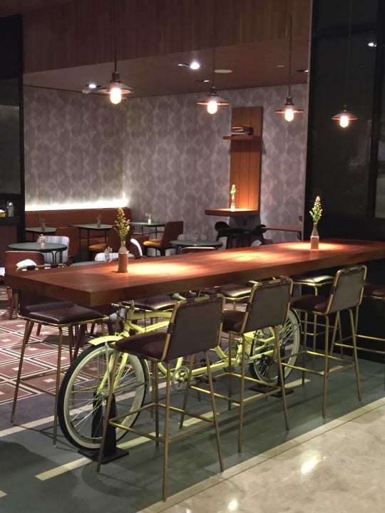 Bartresen im Eingangsbereich Hotel Jen Tanglin Singapore