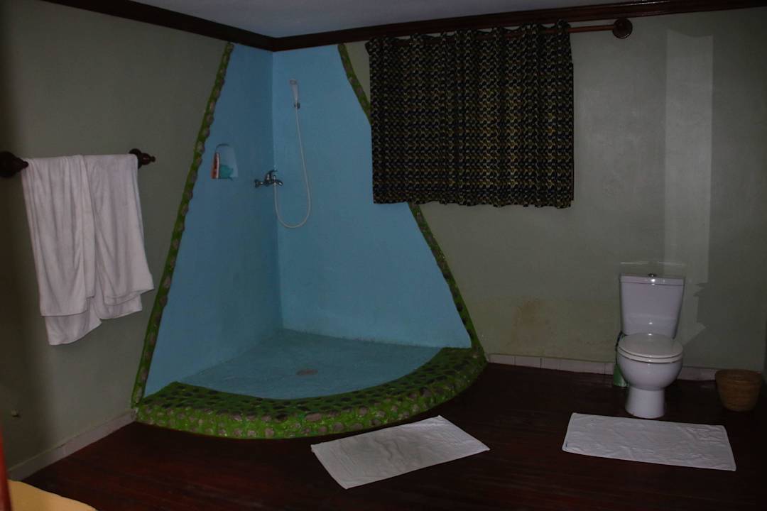 Dusche und Toilette Gorilla Montain View Lodge