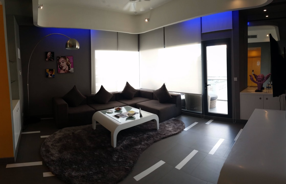 Wohnzimmer der Balkonsuite Sun & Moon Urban Hotel