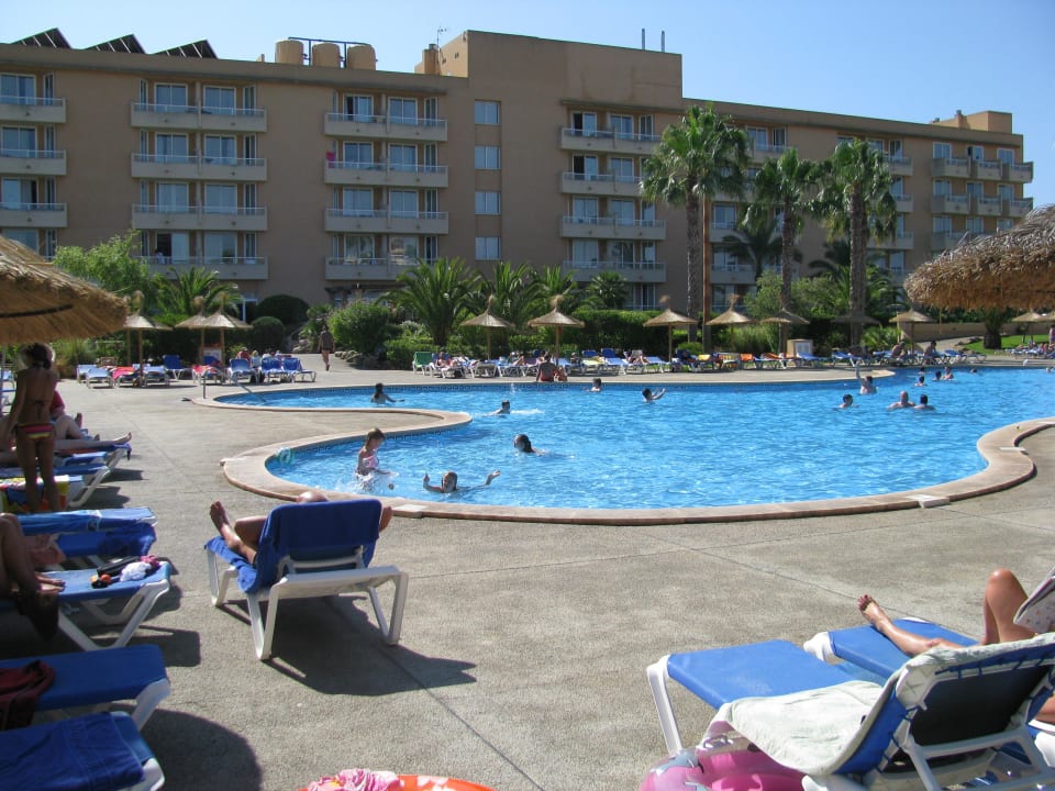 Blick von der Liege auf Pool und Hotel Garbí Cala Millor