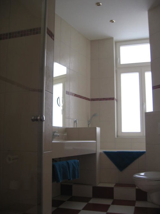 Badezimmer mit Wanne und Dusche Hotel Goldene Rose