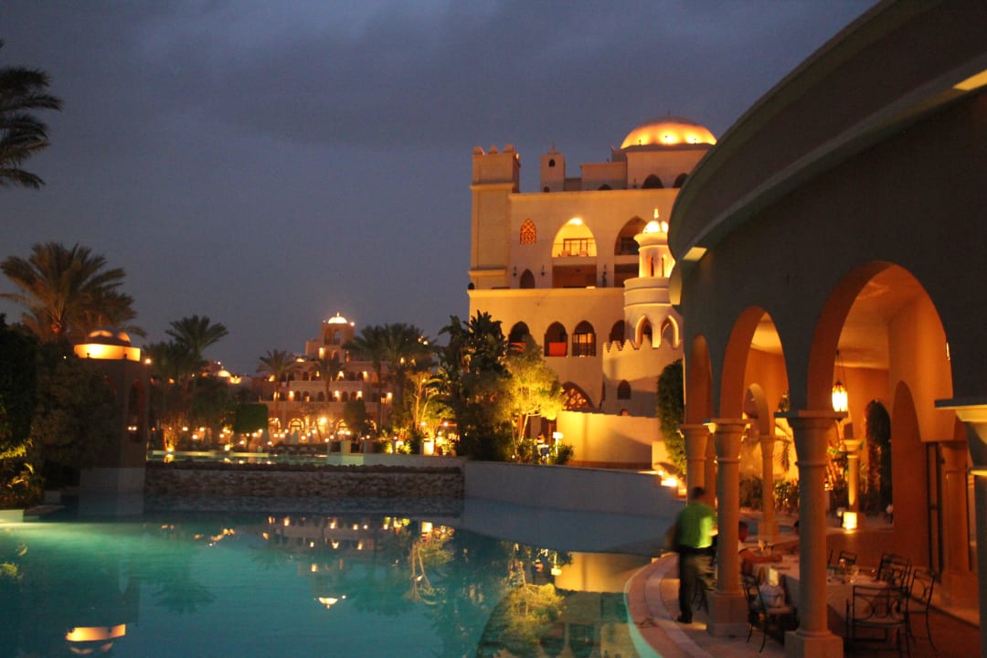 Schlängelt sich wundervoll um die Restaurants Makadi Palace