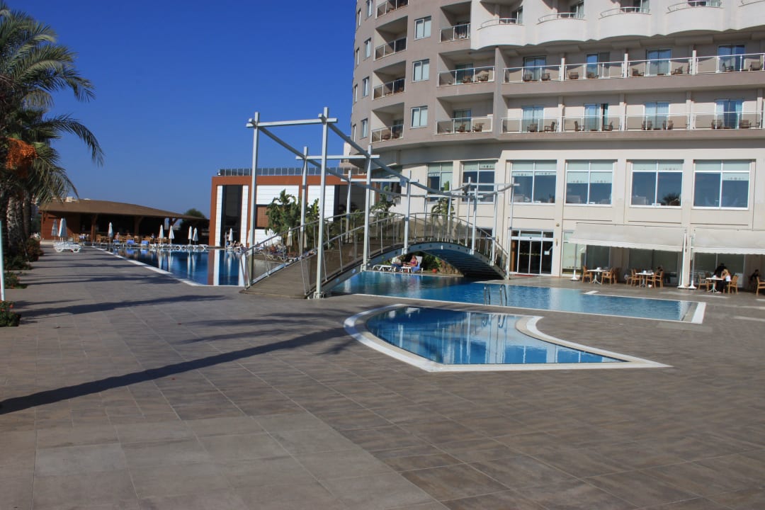 Brückenübergang Saturn Palace Resort Hotel