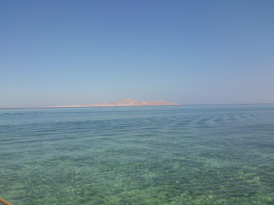 Morze, w tle wyspa Tiran Regency Plaza Aqua Park & Spa