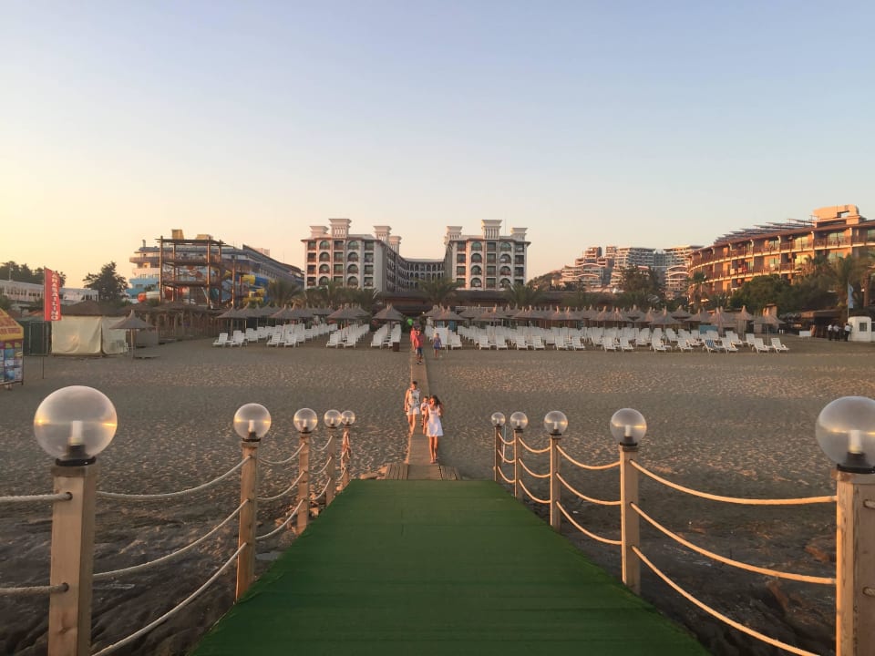 Blick vom Steg auf das Hotel Quattro Beach Spa & Resort
