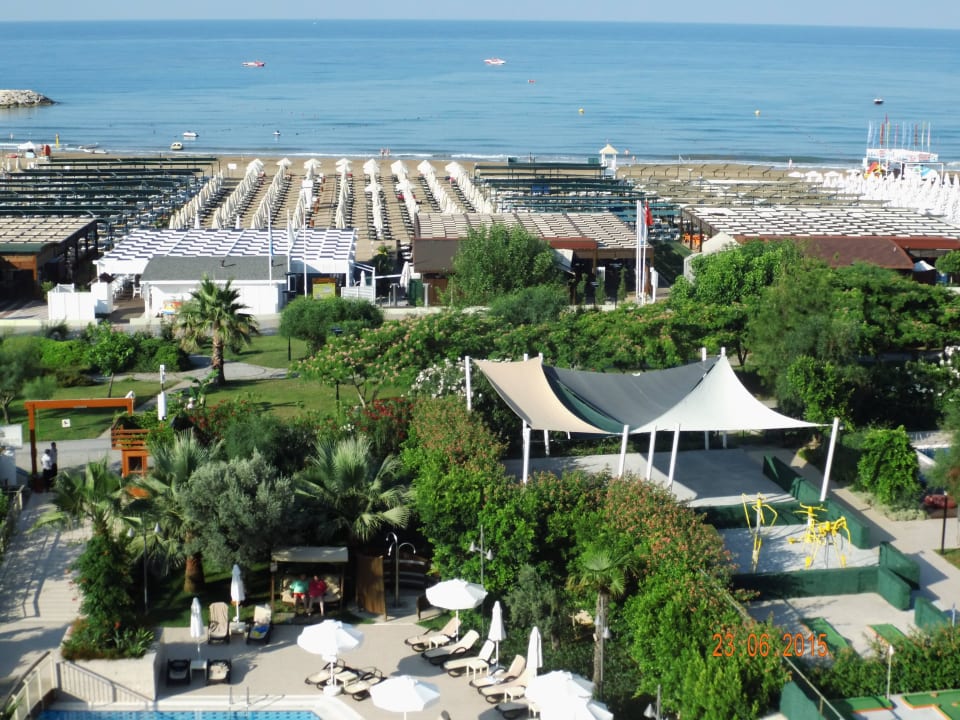 Blick über die Anlage zum Meer Commodore Elite Suites & Spa - Adults only