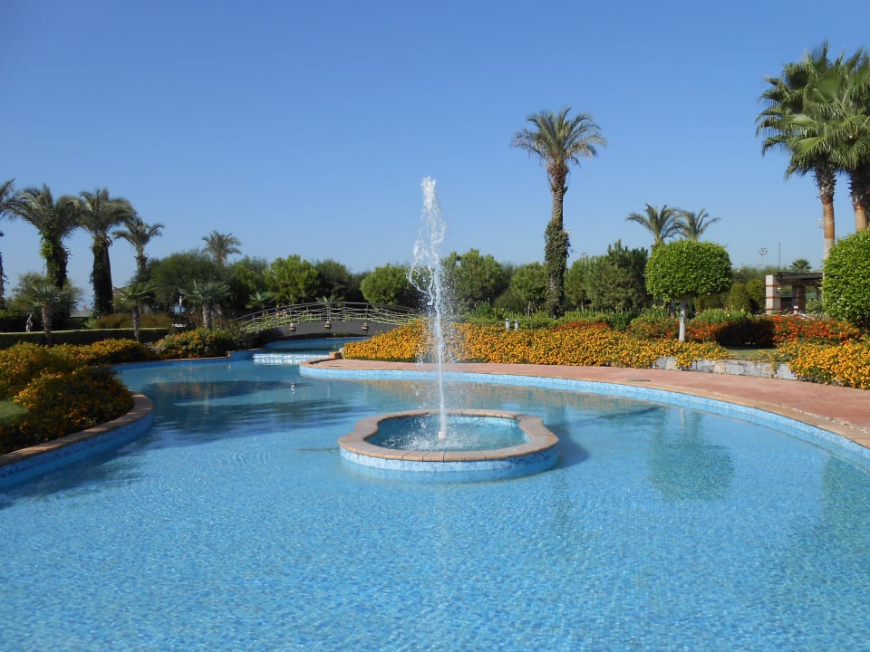 Richtung Strand  Hotel Miracle Resort