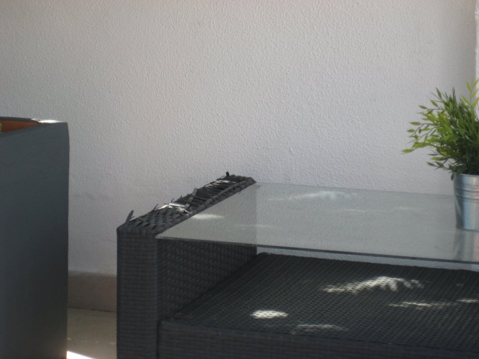 Tisch in der Pool-Anlage Hotel Saboia