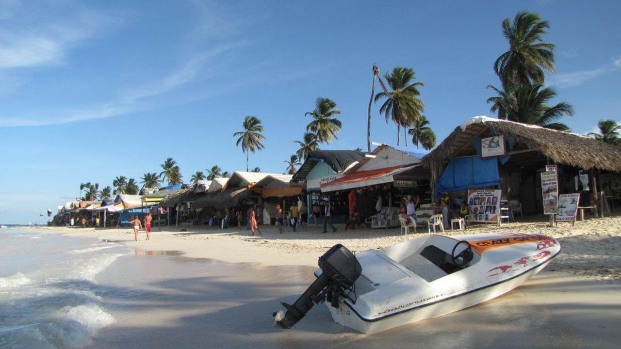 "Einkaufsmeile" am Strand mit Aldi Iberostar Waves Punta Cana
