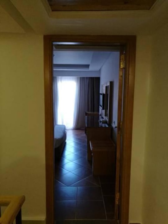 Zum Zimmer der oberen Etage  Beach Albatros Resort