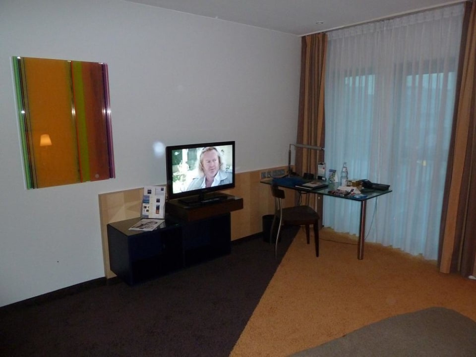 Schreibtisch und TV Hotel Dorint an der Messe Köln